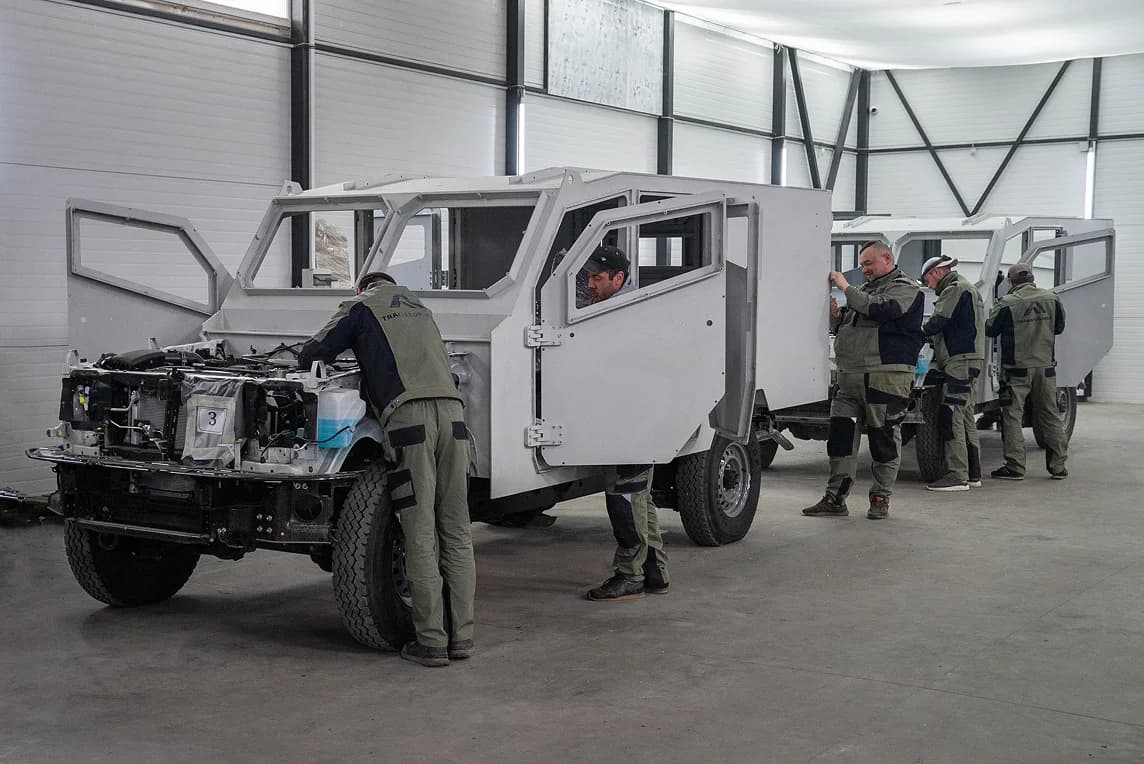 Військові оглядають броньовані автомобілі на виробництві