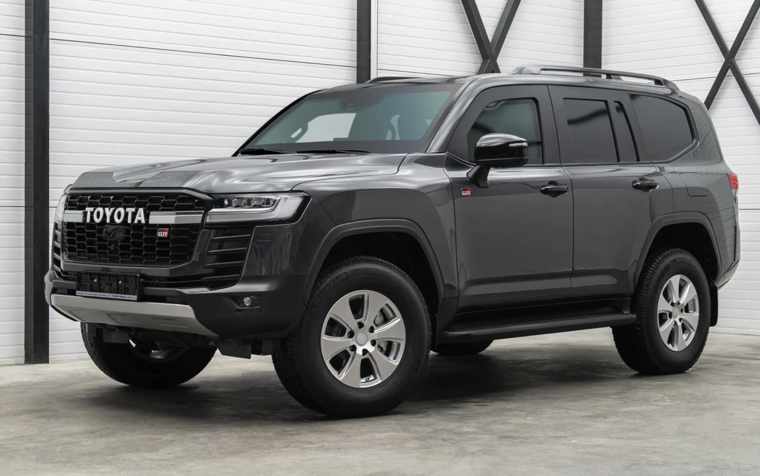 Сірий Toyota SUV для оренди