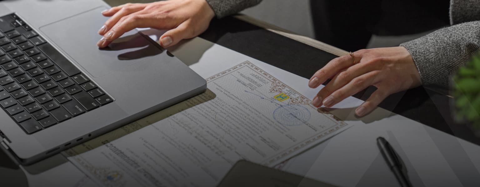 Професіонал працює з сертифікаційними документами